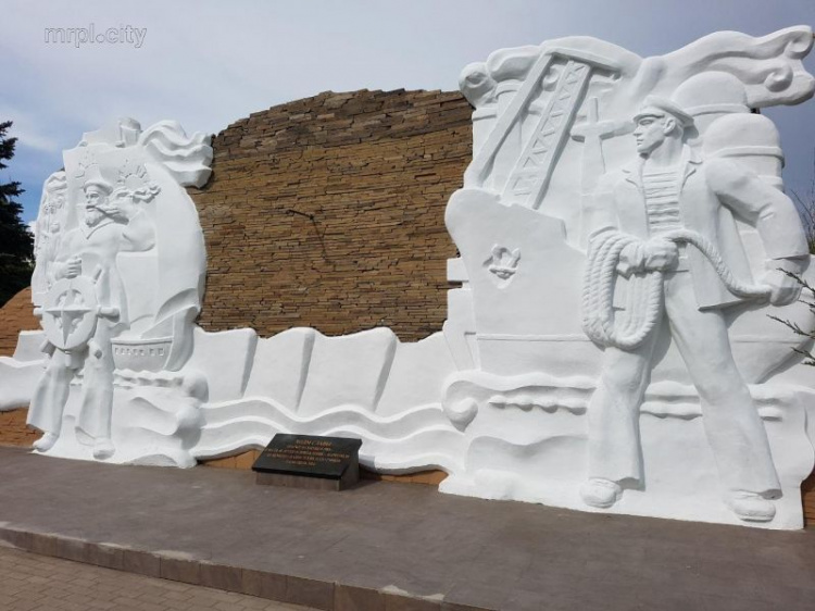 В Мариуполе обновляют гигантский памятник Воину-освободителю (ФОТОФАКТ)