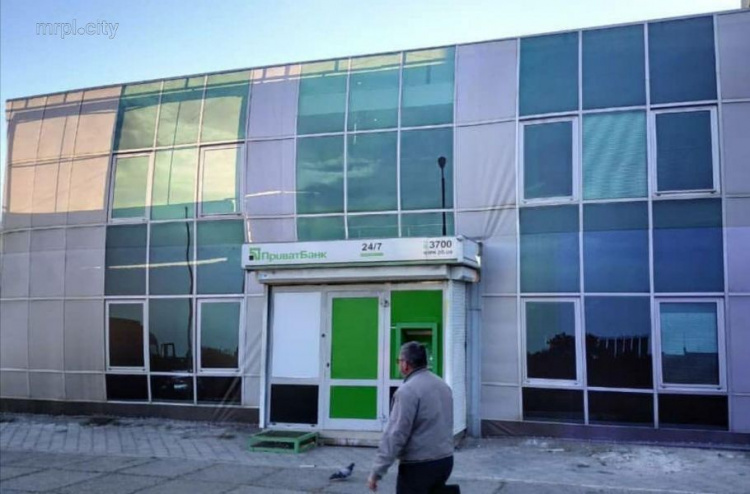 В Мариуполе отремонтируют офис банка, сгоревшего при захвате горсовета (ФОТОФАКТ)