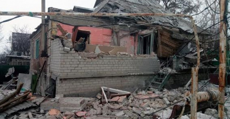 Дыры в крышах и разрушенные стены: Шесть домов в прифронтовой Авдеевке повреждены при обстреле