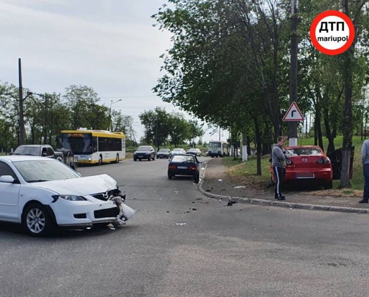 Две «Мазды» столкнулись в Мариуполе: одну машину откинуло в столб и дерево (ФОТО)