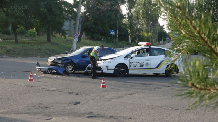 В Мариуполе автомобиль патрульной полиции попал в аварию (ФОТО)