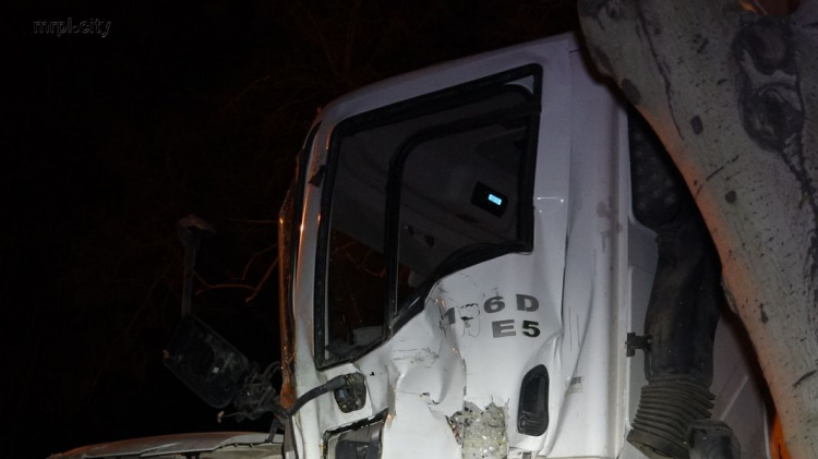  Грузовик Ford потерял управление на дороге Мариуполя, лишившись колеса (ФОТО)