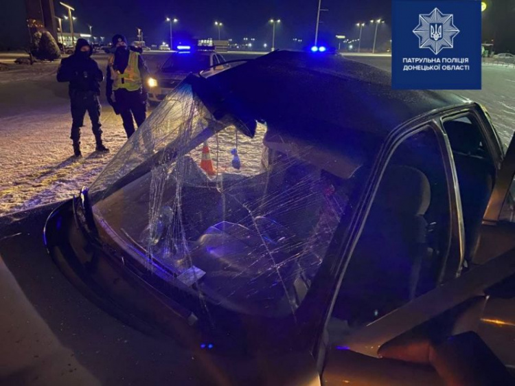 Помятое железо и пострадавшие: в Мариуполе автомобиль занесло в столб