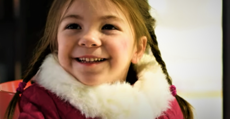 Четырехлетняя мариупольчанка поздравила земляков новогодней авторской песней