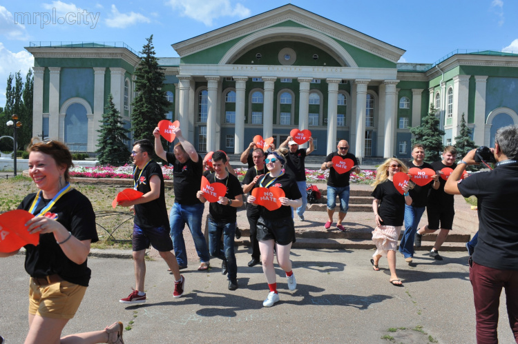 Мариупольские юмористы участвовали во флешмобе в Северодонецке (ФОТОФАКТ)