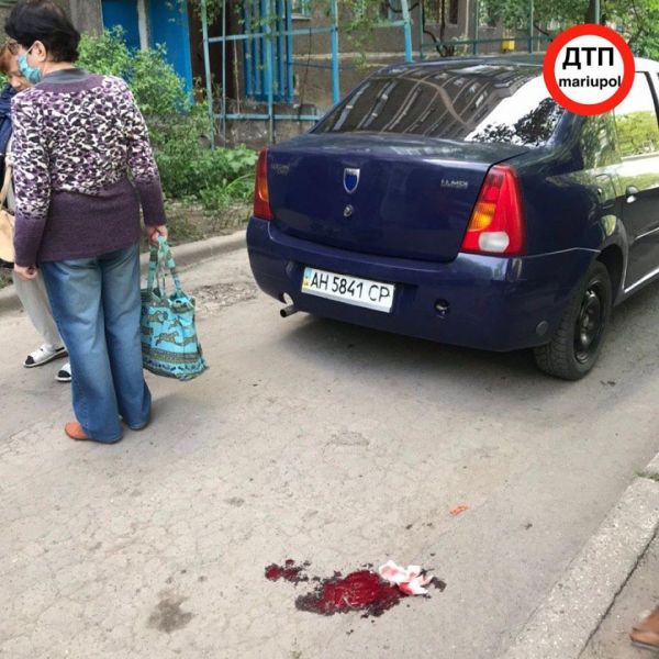 Во дворе Мариуполя автомобиль сбил 78-летнюю женщину: пострадавшая в больнице (ФОТО 18+)