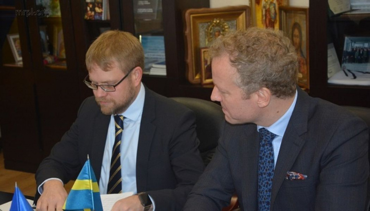 В Мариуполь прибыли посол Швеции и глава офиса Совета Европы (ФОТО)