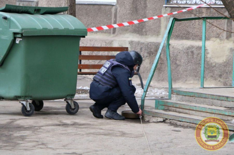 В Мариуполе во дворе многоэтажки нашли противотанковую мину (ФОТО)