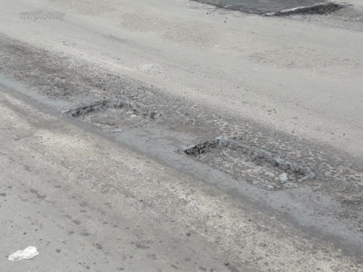 В Мариуполе стартовал ямочный ремонт дорог (ФОТО)