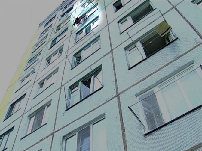 Пенсионерка 70 лет выпала из окна многоэтажки в Мариуполе