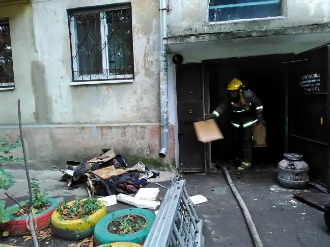 Из-за пожара в мариупольской многоэтажке эвакуировали жильцов (ФОТО)