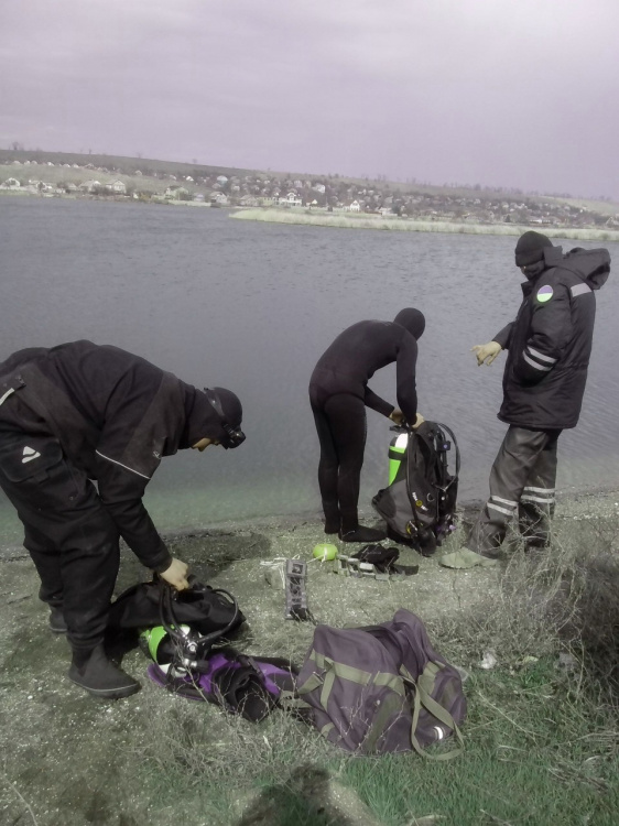 Водолазы вручную очищают дно Азовского моря в Мариуполе