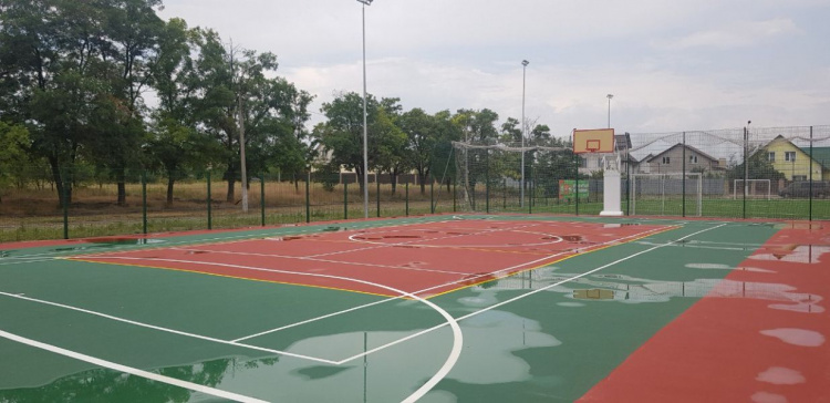 В Мариуполе подрядчик бросил строительство спортивных площадок в школах (ФОТО)