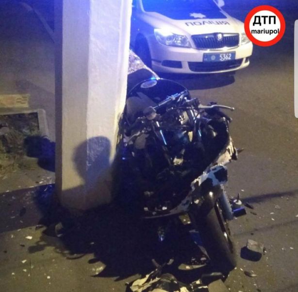 В Мариуполе пьяный мотоциклист «влетел» в столб (ФОТО)