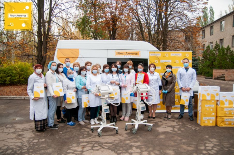 Фонд Рината Ахметова передал два современных аппарата ИВЛ медикам Константиновки