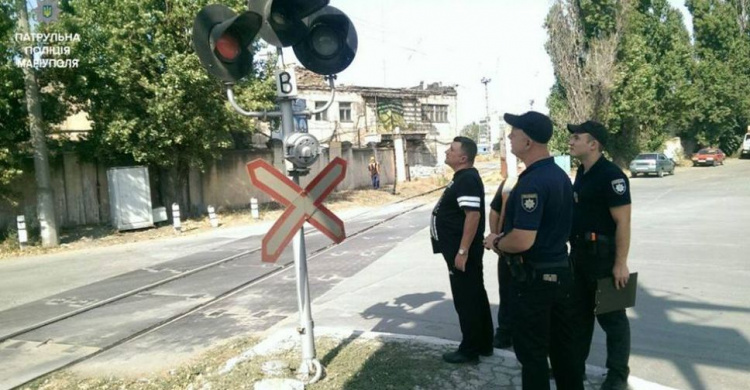 Патрульная полиция в Мариуполе взялась за железную дорогу (ФОТО)