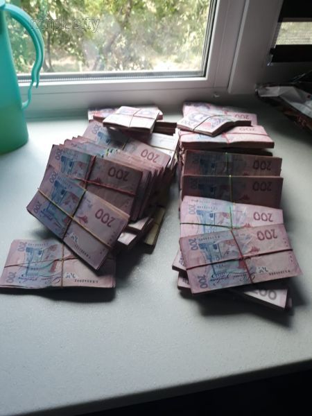 Полицейским, торговавшим наркотиками в Мариуполе, предъявлено обвинение (ФОТО)
