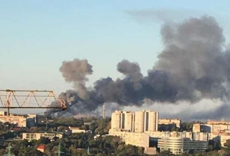 Оккупированный Донецк сотрясают взрывы: горят склады боеприпасов (ФОТО+ВИДЕО)