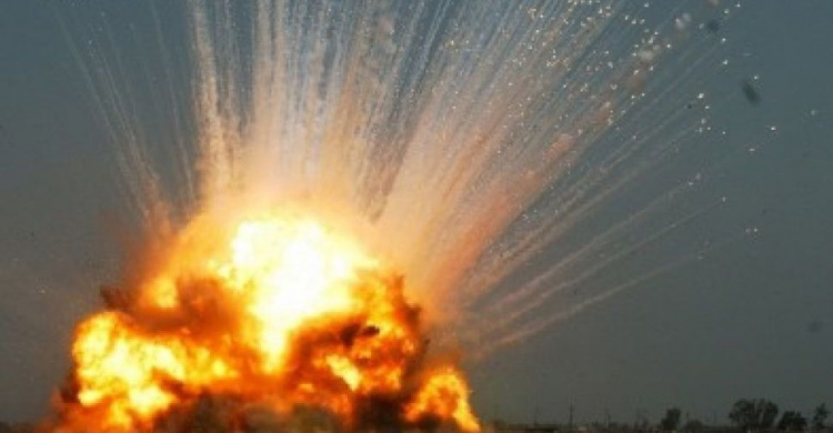 Мариуполь в воскресный вечер сотрясало от взрывов