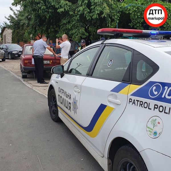 В Мариуполе две женщины попали под колеса автомобиля