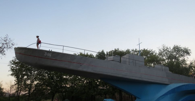 Памятник освободителям Мариуполя от нацистов обезобразили вандалы (ФОТОФАКТ)