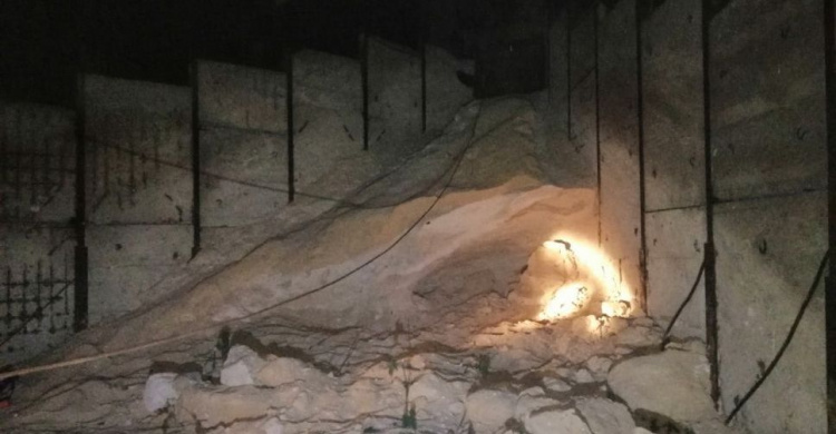 В Мариуполе песком засыпало двоих детей: никого не удалось спасти