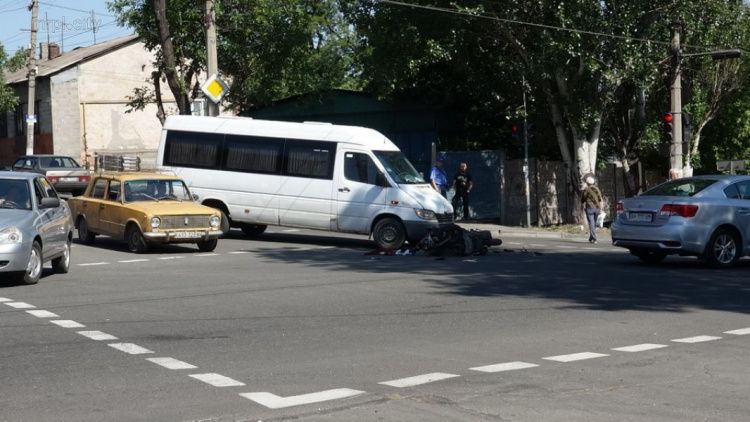 В Мариуполе водитель мотороллера протаранил головой лобовое стекло микроавтобуса (ФОТО)