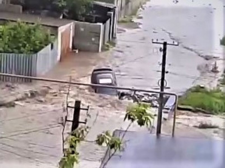 В Мариуполе затопило микрорайон, автомобиль ушел под воду