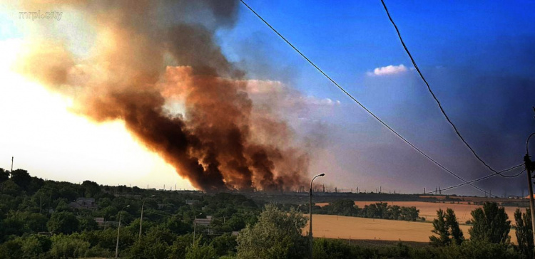 В Мариуполе на сотни метров поднялись клубы дыма от пожара (ФОТО)