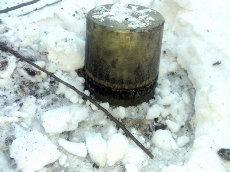 В Донецкой области рядом с жилыми домами обнаружили неразорвавшийся снаряд