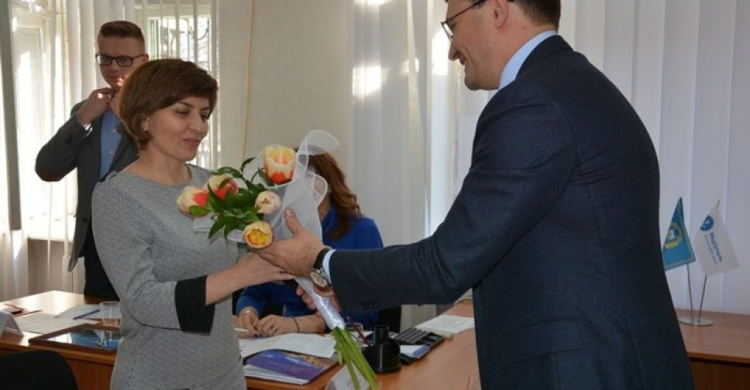 Вадим Бойченко на личном приеме дарил цветы мариупольчанкам (ФОТО)