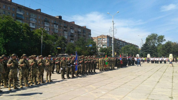 В центре Мариуполя прошел парад военной техники (ФОТО+ВИДЕО)