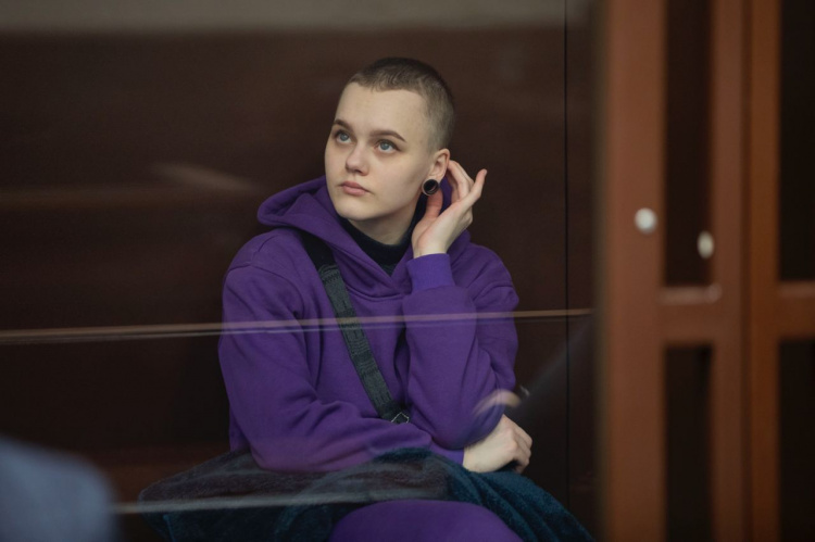 Поїхала до бабусі та отримала звинувачення в тероризмі – у РФ почали судити маріупольчанку Ірину Навальну