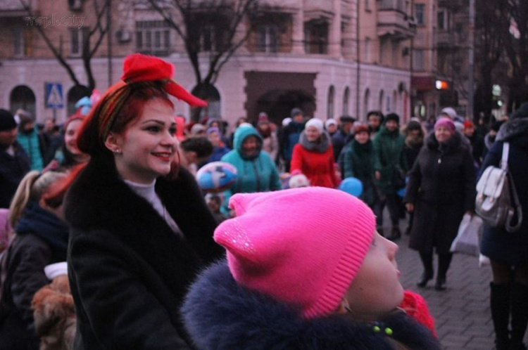Рождественский вертеп собрал на Театральной площади десятки мариупольцев (ФОТОФАКТ)
