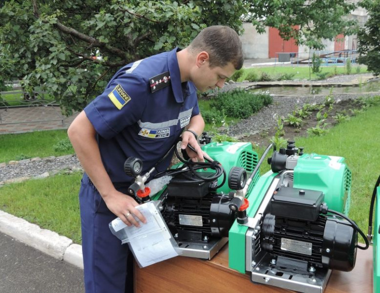 Спасатели в Мариуполе получили оборудование для заправки баллонов с воздухом на месте происшествия (ФОТО)