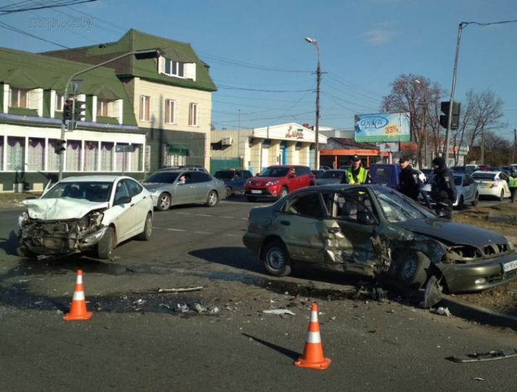 Жуткое ДТП в Мариуполе с участием такси: столкнулись два автомобиля (ФОТО)