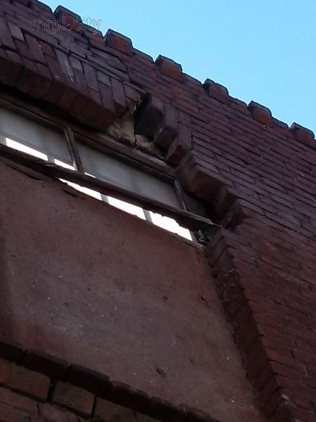 Кирпичи с опасной стены рухнули на тротуар в центре Мариуполя (ФОТОФАКТ)