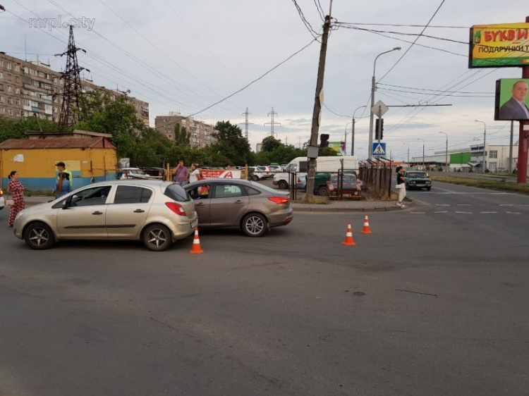 ДТП на мариупольском перекрестке: дорогу не поделили «Опель» и «Форд» (ФОТО)