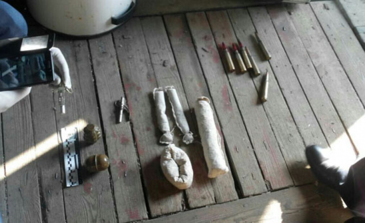 Под Мариуполем мужчина увлекся оружием и наркотиками