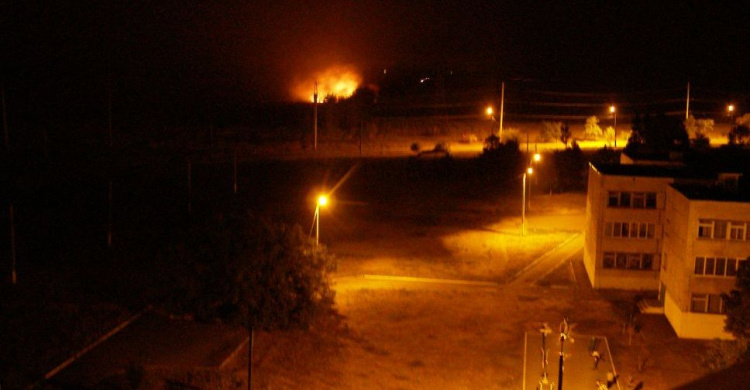 На окраине Мариуполя вблизи школы горело поле (ФОТОФАКТ)