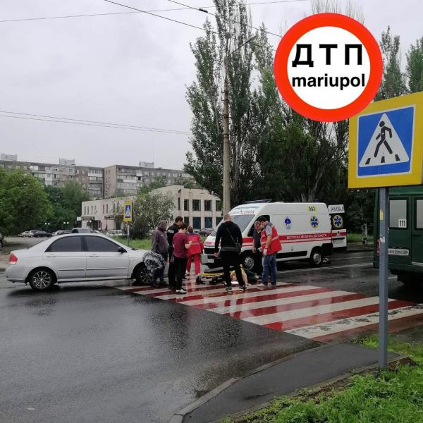 В Мариуполе один водитель сбил пешехода, другой – снес ограждение и перевернулся