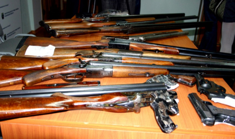 Мариупольцы несут в полицию оружие и боеприпасы