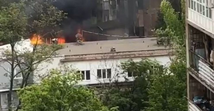 В центре Мариуполя горит пункт по сбору стеклотары. Дым видно в Приморском районе (ФОТО+ВИДЕО)