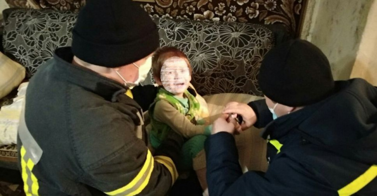 На Донетчине ребенку зажало палец в машинке: понадобилась помощь спасателей