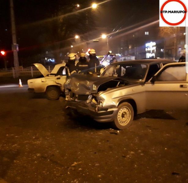 Машины «всмятку»: в центре Мариуполя произошла авария с пострадавшими (ФОТО)