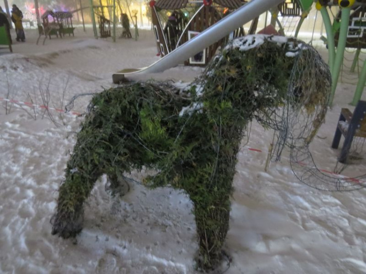 В Мариуполе пытаются спасти парковые скульптуры из растений от вандалов (ФОТОФАКТ)