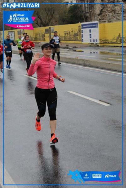 Побила личный рекорд: жительница Мариуполя пробежала полумарафон в Стамбуле