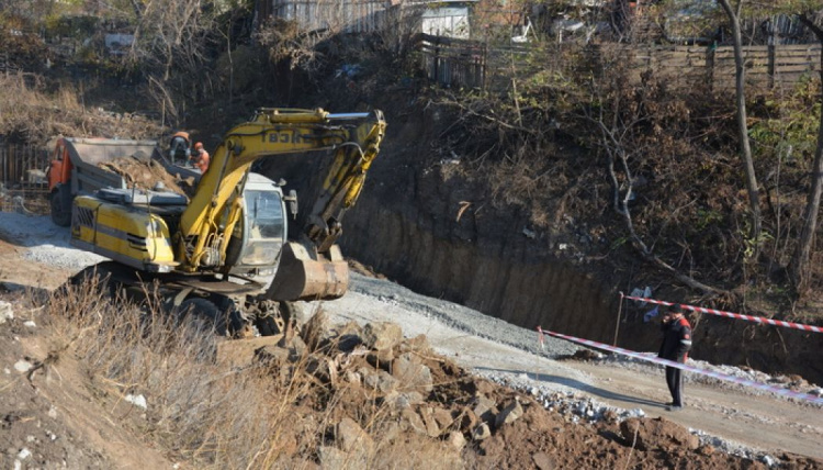 В Кленовой балке в Мариуполе продолжают строительство отвода ливневых вод (ФОТО)