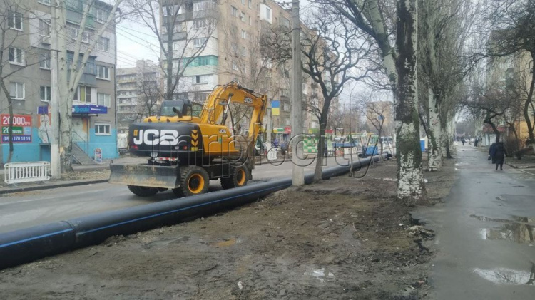 В центре Мариуполя меняют сотни метров водовода. Как проходят работы?