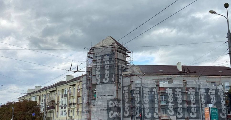 Когда в Мариуполе завершат реконструкцию дома с часами и украсят его инсталляцией?